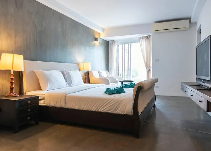 Poolside Bangrak Apartment 1